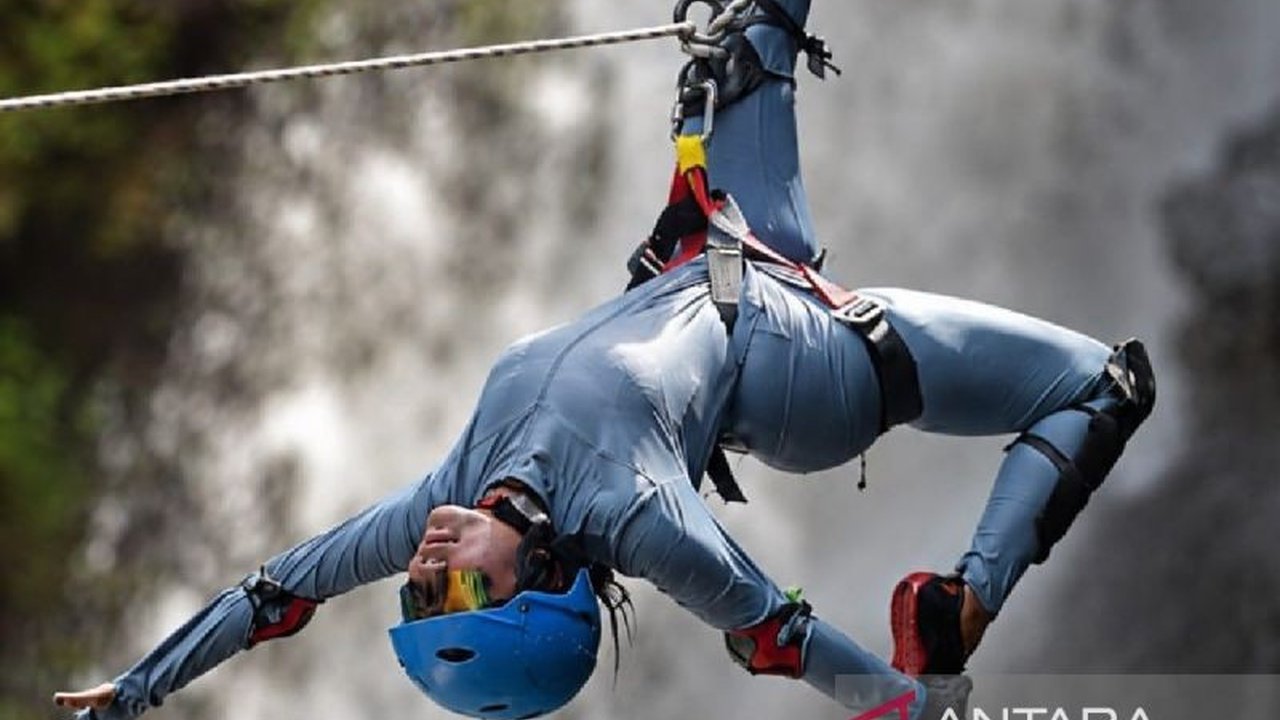 Rasakan pengalaman tak terlupakan menuruni tebing air terjun dengan tali pengaman! Wisata Canyoneering Tapsel di Air Terjun Sisundung kini menjadi magnet baru bagi pencari petualangan, menawarkan adrenalin tinggi dengan prioritas keselamatan.