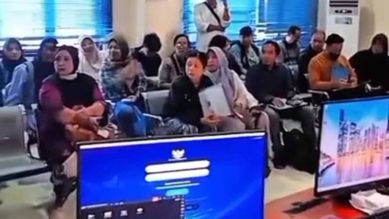 Dinas Kependudukan dan Pencatatan Sipil (Disdukcapil) Kota Mataram berhasil melayani ratusan warga untuk aktivasi Identitas Kependudukan Digital (IKD) guna mendukung kelancaran Sistem Penerimaan Murid Baru (SPMB) tahun ajaran 2026/2027, menunjukkan komitm