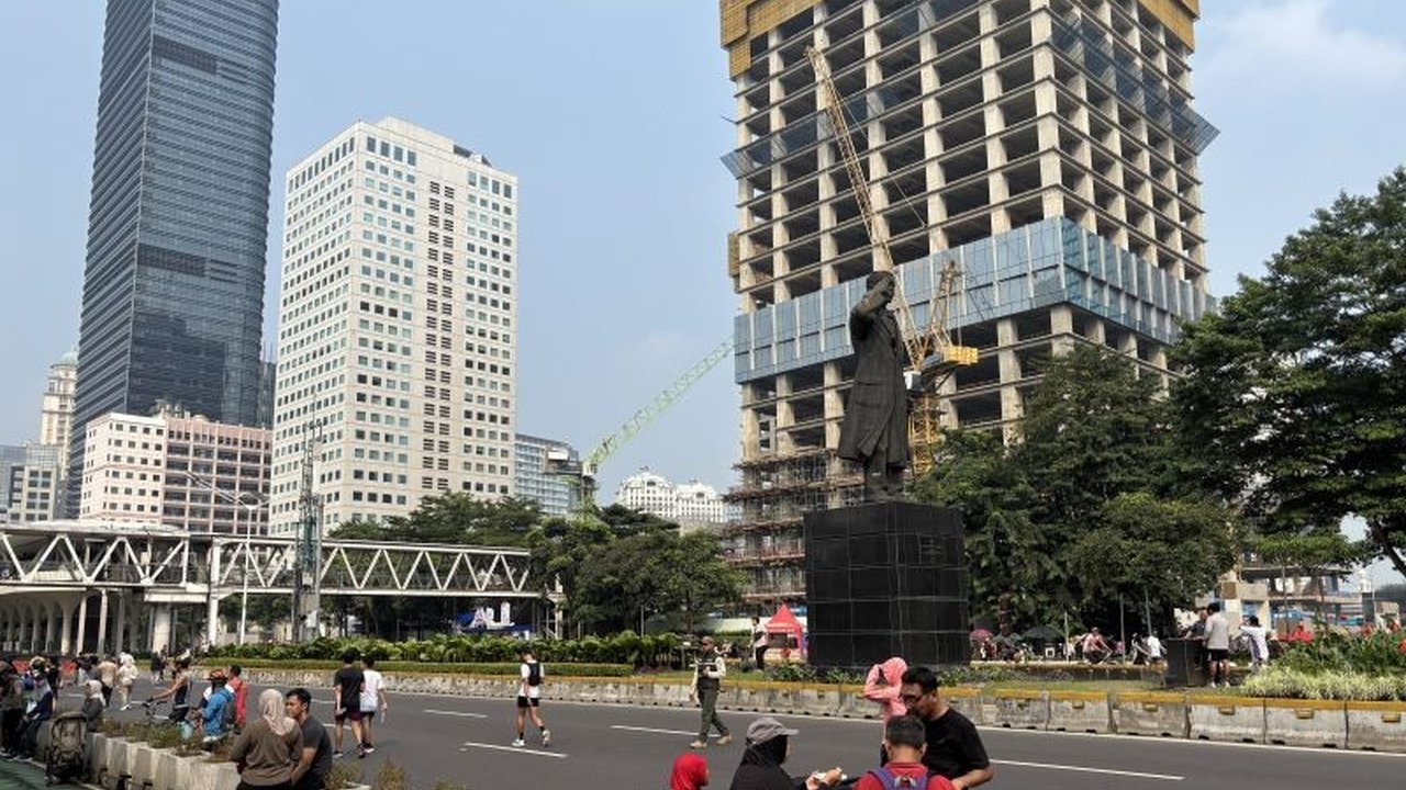 Gubernur DKI Jakarta memastikan Patung Sudirman di Dukuh Atas tidak akan dipindahkan meski ada pembangunan pedestrian deck, menjadikannya ikon sentral di fasilitas baru ini.