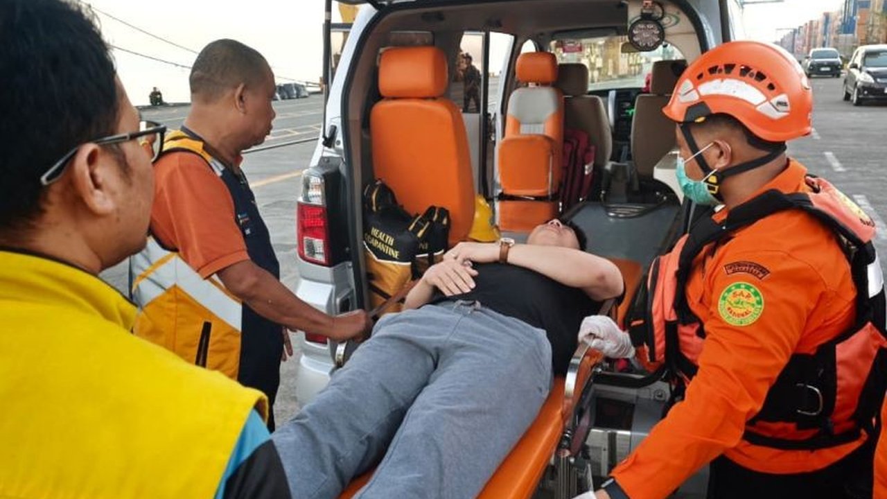 Kantor Basarnas Makassar berhasil melakukan evakuasi medis darurat terhadap seorang ABK asing yang menderita sakit akut di tengah laut, menunjukkan kesigapan Evakuasi ABK Basarnas Makassar.