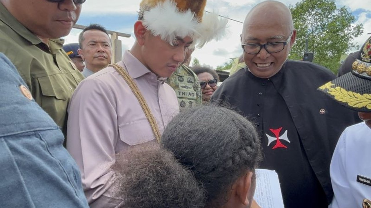 Wakil Presiden Gibran Rakabuming Raka melakukan kunjungan kerja ke Asmat, Papua Selatan, menyempatkan diri berdialog dengan warga dan menyerap aspirasi. Kunjungan Wapres Gibran Kunjungi Asmat ini juga diwarnai momen pemberian tanda tangan kepada anak SMK.