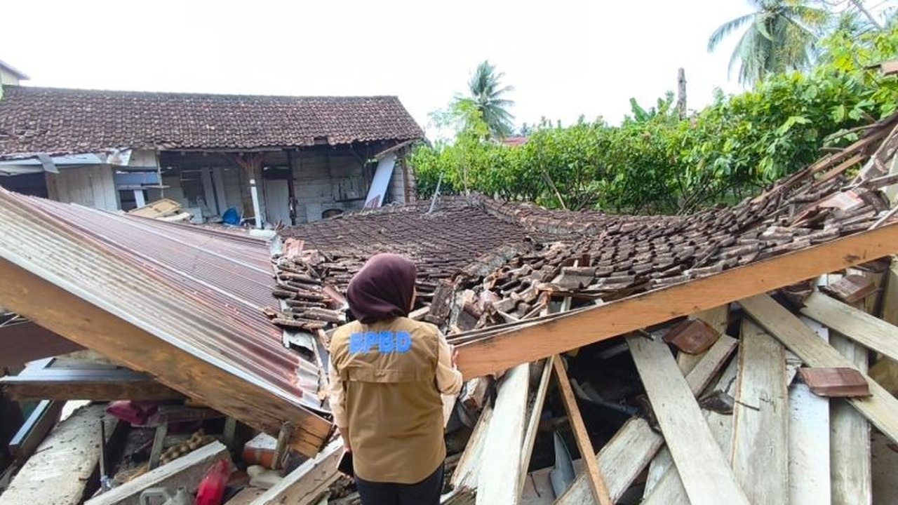 Dampak Gempa Parigi Moutong magnitudo 7,6 pada Selasa (16/6) menyebabkan 285 jiwa terdampak dan puluhan bangunan rusak. Simak detail kerusakan serta respons cepat pemerintah daerah.