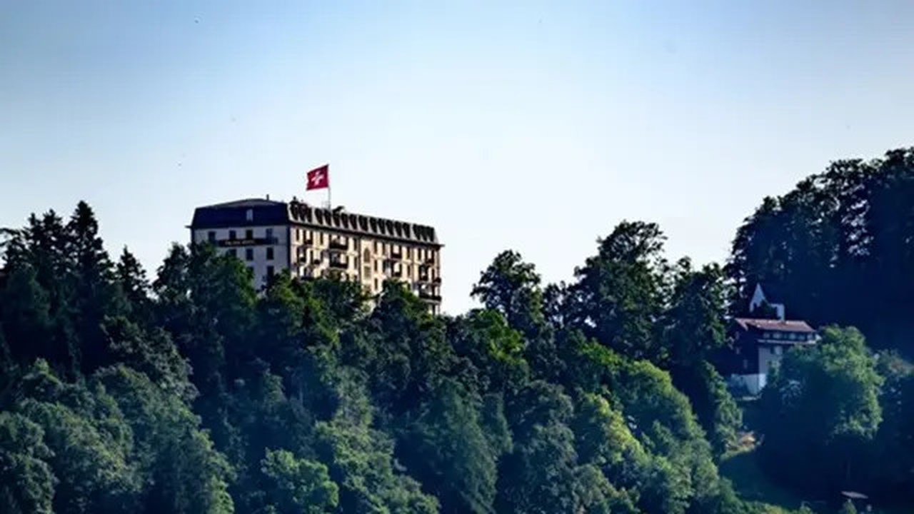 Kompleks hotel Burgenstock di Swiss yang akan menjadi lokasi perundingan Amerika Serikat-Iran. (Dok. AFP)