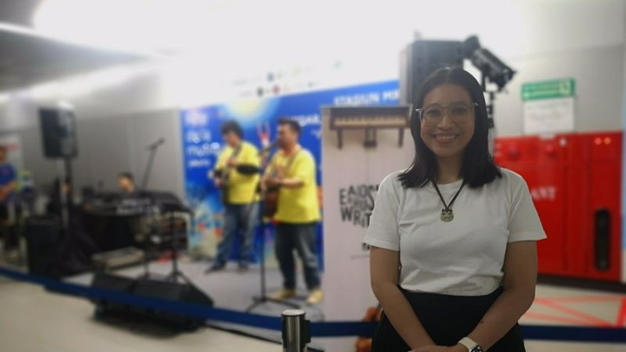 MRT Jakarta semarakkan Hari Musik Dunia dengan acara unik 'We Sing Your Story'. Musisi Earhouse ciptakan lagu spontan dari curhatan pelintas, menghadirkan pengalaman tak terlupakan di Stasiun Bundaran HI.