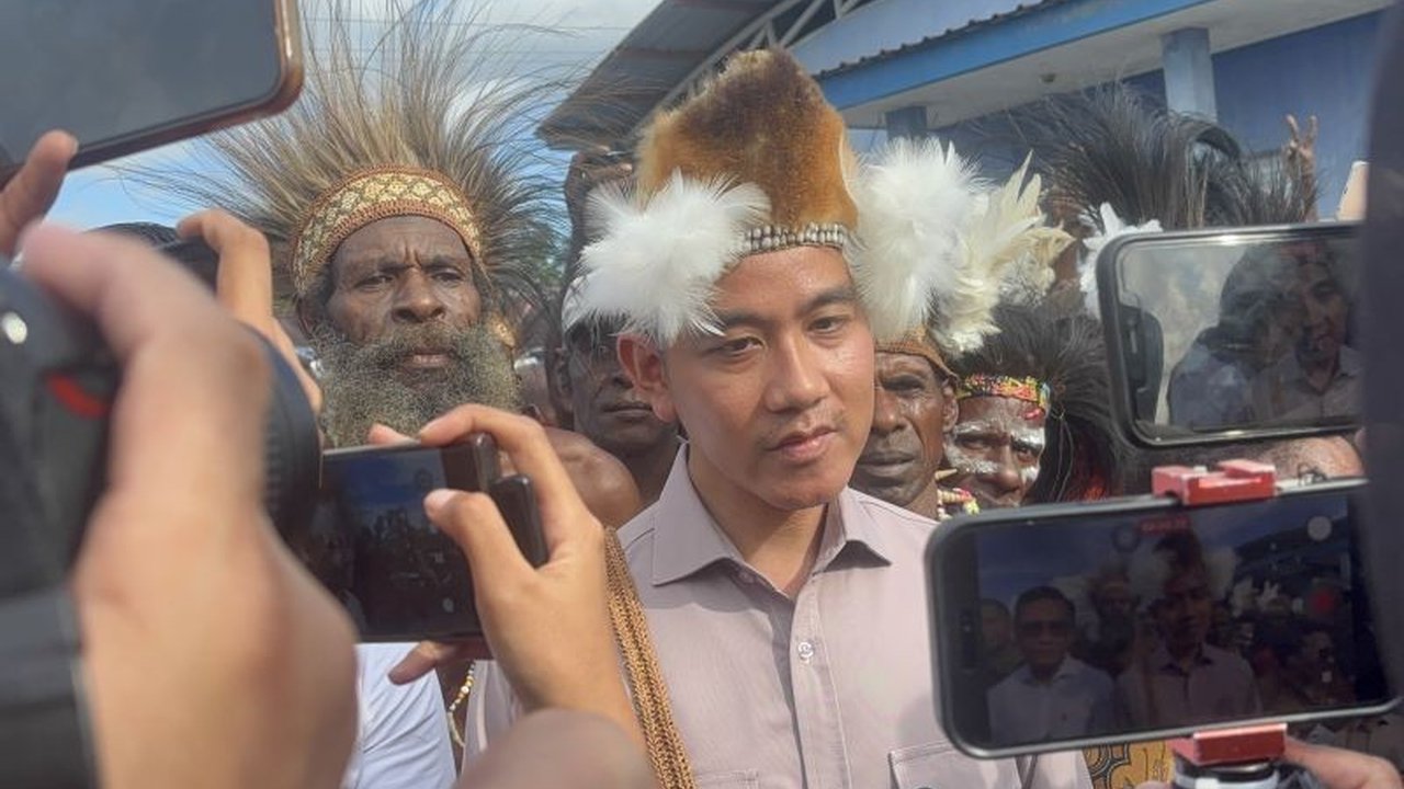 Wakil Presiden Gibran Rakabuming Raka merespons penahanan Roy Suryo dan Dokter Tifa, mengajak semua pihak mengikuti proses hukum serta mendoakan kesembuhan keduanya yang kini dirawat di RS Polri.