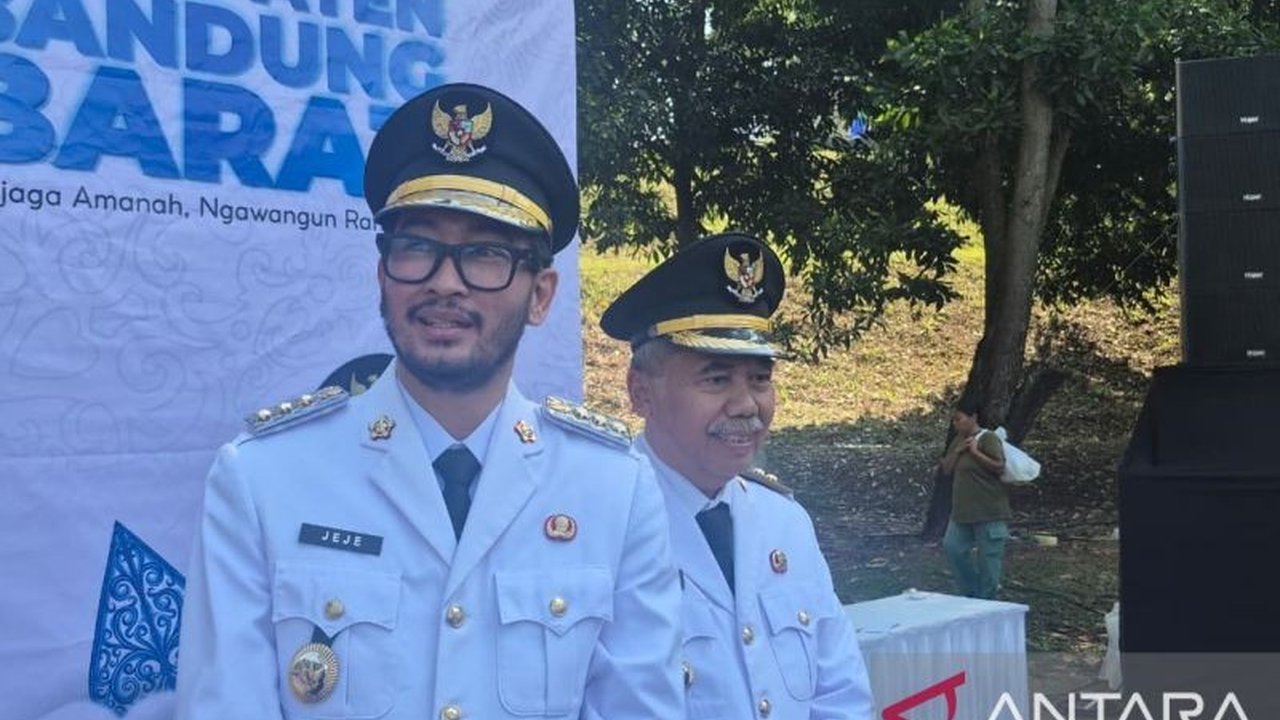 Pemerintah Kabupaten Bandung Barat berhasil meningkatkan kemantapan jalan hingga 78,80 persen, melebihi target 75 persen. Peningkatan kemantapan jalan Bandung Barat ini bertujuan memperlancar mobilitas dan ekonomi masyarakat.