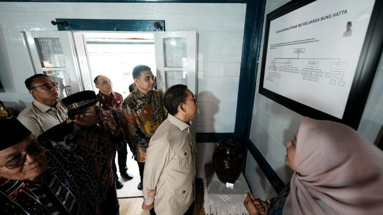 Menteri Kebudayaan Fadli Zon menyoroti pentingnya pemikiran Ekonomi Kerakyatan Bung Hatta sebagai landasan pembangunan nasional saat mengunjungi rumah kelahiran proklamator di Bukittinggi, Sumatra Barat.