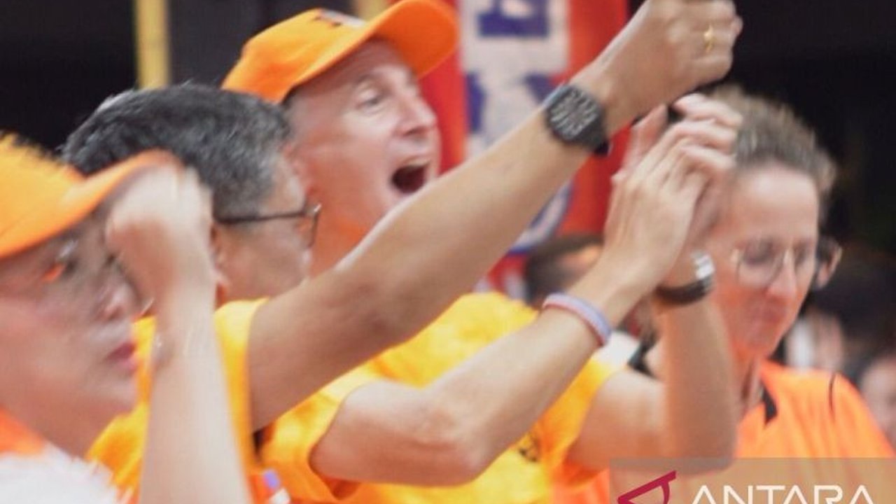 Duta Besar Belanda Marc Gerritsen turut serta dalam euforia ribuan warga Ambon merayakan kemenangan timnas Belanda atas Swedia, menegaskan kuatnya ikatan historis yang terjalin.