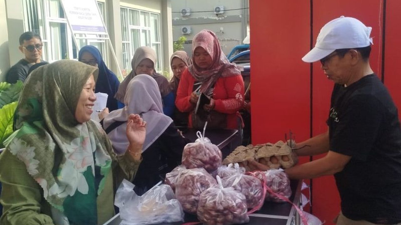 Pemerintah Kabupaten Agam kembali menggelar Gerakan Pangan Murah untuk menjaga stabilitas harga dan ketersediaan pasokan bahan pokok. Simak bagaimana program ini membantu masyarakat dan petani lokal.