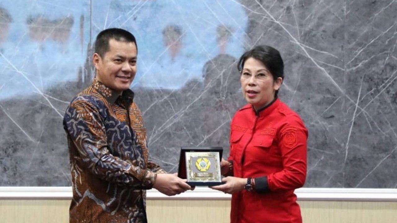 Pemerintah Kota Singkawang membagikan tiga kunci utama percepatan pembangunan bandara kepada Pemkab Kayong Utara, menawarkan strategi sukses yang patut ditiru untuk pengembangan infrastruktur transportasi udara.