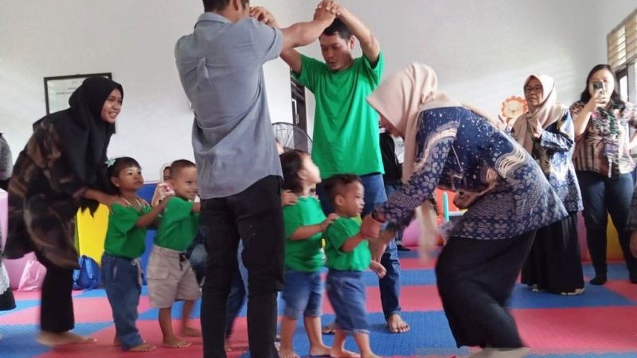 Fenomena fatherless di Indonesia menjadi sorotan, dengan jutaan anak tumbuh tanpa kehadiran ayah yang utuh, membawa konsekuensi serius bagi perkembangan individu dan struktur sosial.