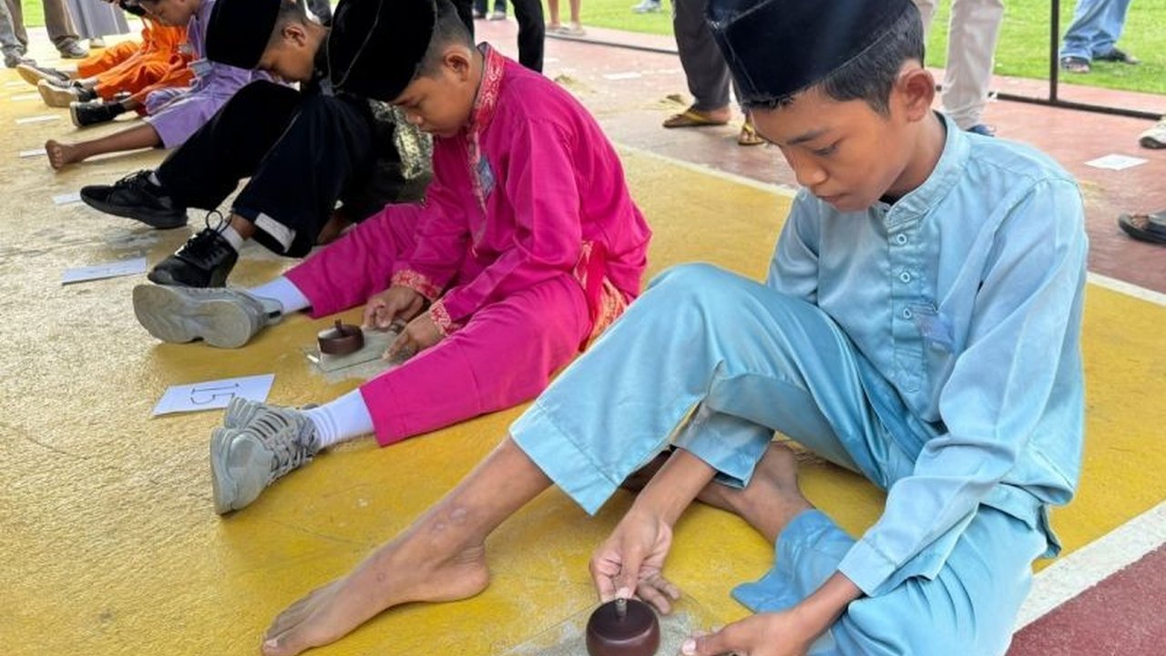 Polres Natuna menggelar turnamen gasing antarpelajar sebagai upaya nyata melestarikan budaya tradisional di tengah gempuran digitalisasi, sekaligus menyemarakkan Hari Bhayangkara Ke-80.