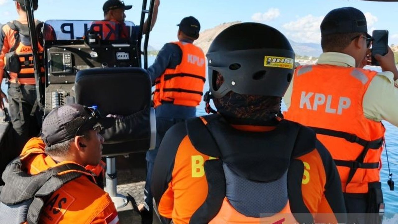 Tim SAR gabungan terus mengintensifkan Pencarian Penumpang Poto Tano, Masnah, yang dilaporkan melompat dari KMP di perairan Sumbawa, NTB. Simak detail operasi pencarian ini.