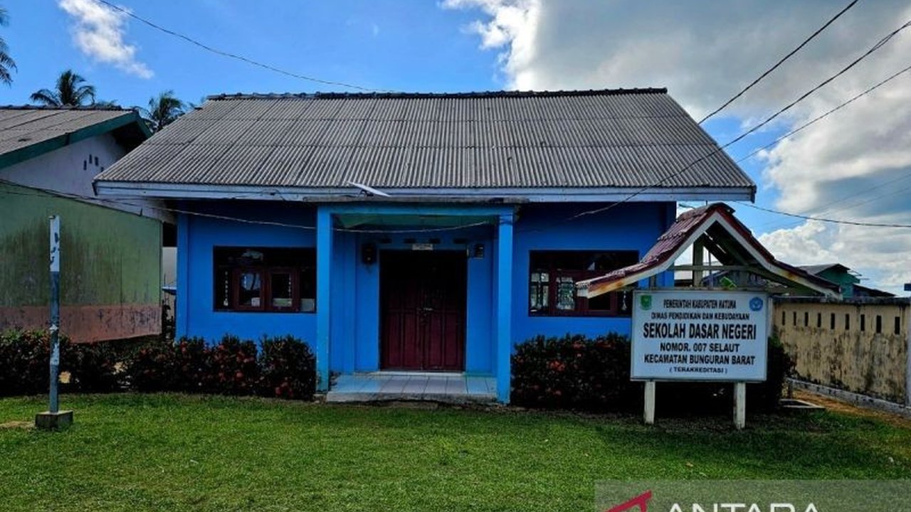 Bupati Natuna Cen Sui Lan mengusulkan konsep Sekolah Satu Atap sebagai solusi pemerataan pendidikan, khususnya di wilayah terpencil dengan jumlah penduduk minim, untuk efisiensi anggaran dan keberlanjutan desa.