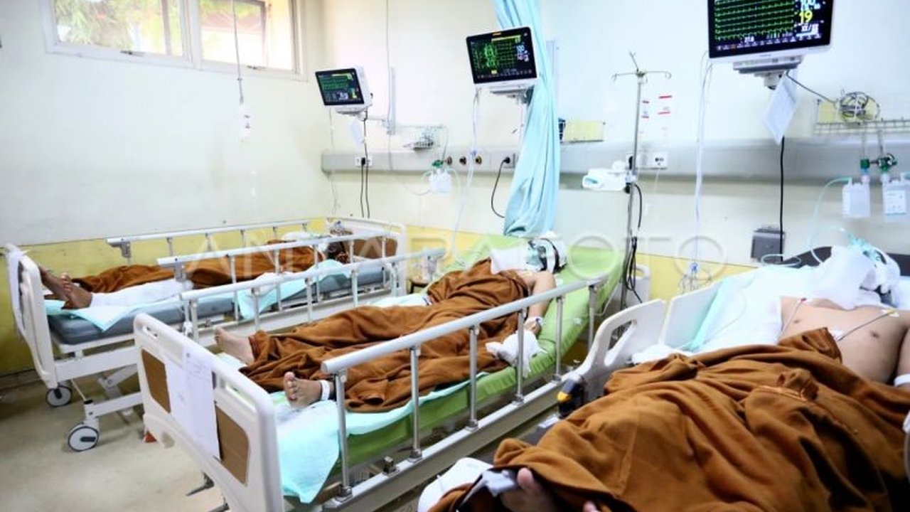 Kabar duka menyelimuti insiden Ledakan KMP Aceh Hebat 2; seorang taruna Politeknik Pelayaran Malahayati meninggal dunia setelah berjuang di rumah sakit, menyisakan pertanyaan tentang keselamatan dan penanganan korban.