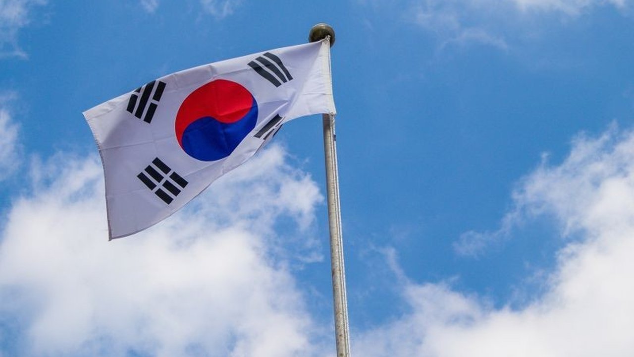 Korea Selatan mencatat lonjakan penipuan warga asing yang signifikan, hampir empat kali lipat dalam dua tahun. Modus penipu menargetkan penggemar K-pop, memicu kekhawatiran di tengah meningkatnya kunjungan wisatawan.