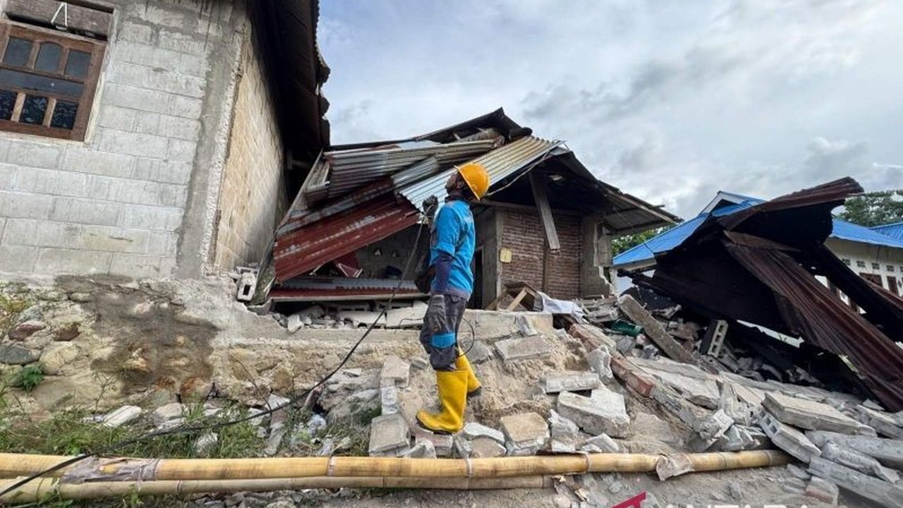 PT PLN (Persero) telah berhasil PLN Pulihkan Listrik Sulteng 100 persen pasca gempa M 6,7, memastikan ribuan pelanggan kembali menikmati pasokan energi vital ini.