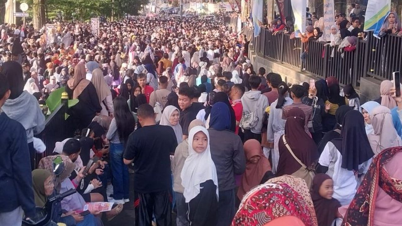 Peringatan satu abad Jam Gadang di Bukittinggi ditutup dengan meriah melalui Festival Kuliner Jam Gadang gratis, menunjukkan kebersamaan dan menggerakkan ekonomi lokal.