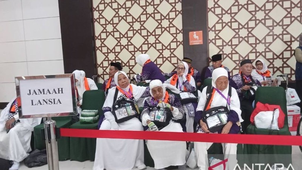 Debarkasi Hasanuddin Makassar menunjukkan komitmen tinggi dengan melayani 1.949 jamaah haji lansia hingga Kloter 28 pada musim haji 2026, memastikan kenyamanan dan keamanan mereka.