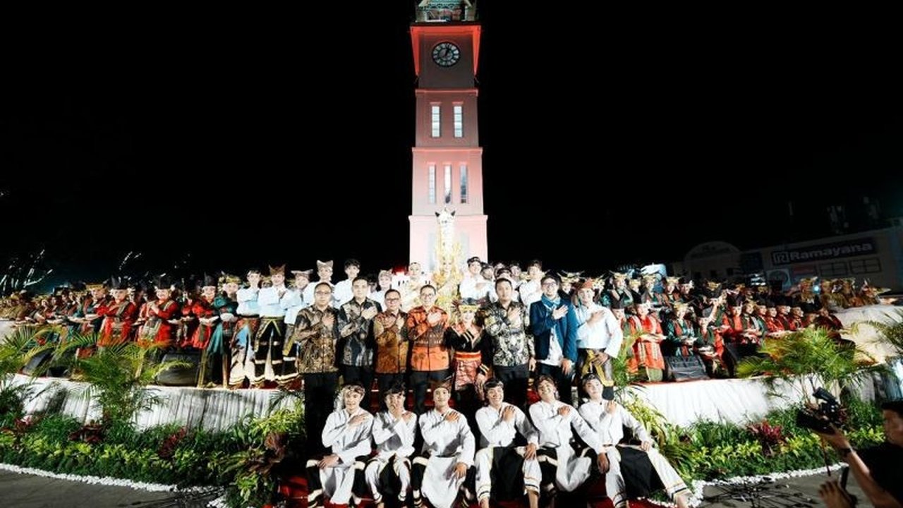 Peringatan satu abad Jam Gadang di Bukittinggi menjadi momentum penting untuk menegaskan kembali posisinya sebagai simbol sejarah, budaya, dan identitas bangsa, menarik perhatian nasional.
