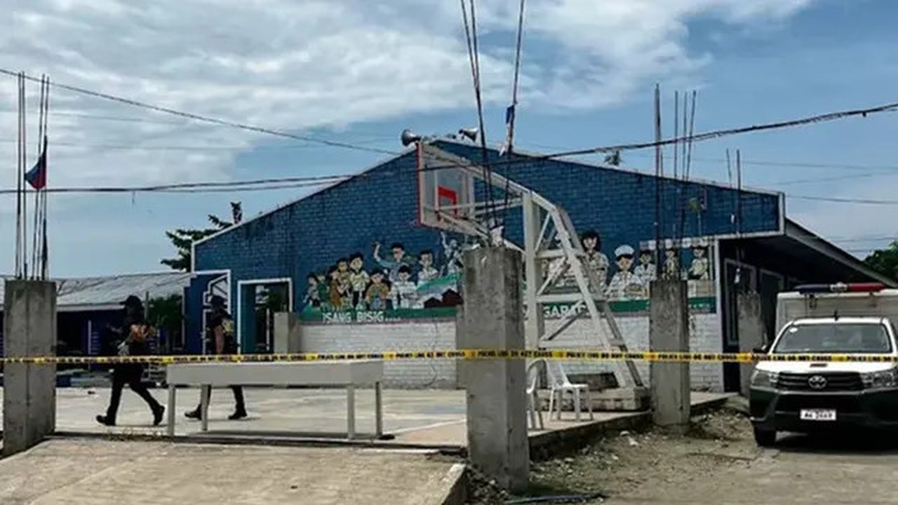 Petugas kepolisian berada di area sekolah setelah insiden penembakan yang menewaskan tiga siswa dan melukai tujuh lainnya di Kota Tacloban, Provinsi Leyte, Filipina, Senin (22/6/2026). (Dok.