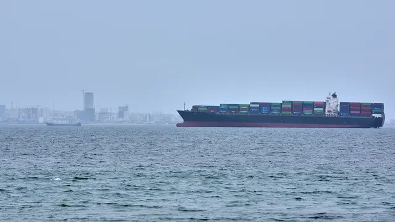 Sebuah kapal kontainer terlihat di Selat Hormuz di lepas pantai Pulau Qeshm, Iran, Sabtu, 18 April 2026. (AP Photo/Asghar Besharati)