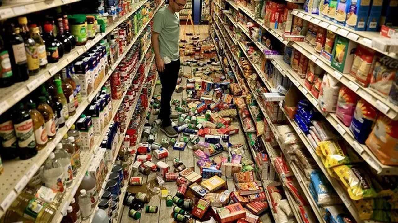 Pemilik Redwood Valley Market, Alex Chehada, memeriksa barang-barang yang berjatuhan dari rak setelah gempa magnitudo 5,6 mengguncang Redwood Valley, California Utara, Amerika Serikat, Rabu (