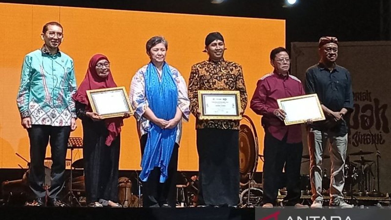 Menteri Kebudayaan Fadli Zon menyerukan agar seni tradisi Lengger Banyumas terus dirawat dan dikembangkan, menjadikannya warisan budaya yang dikenal luas hingga kancah internasional.