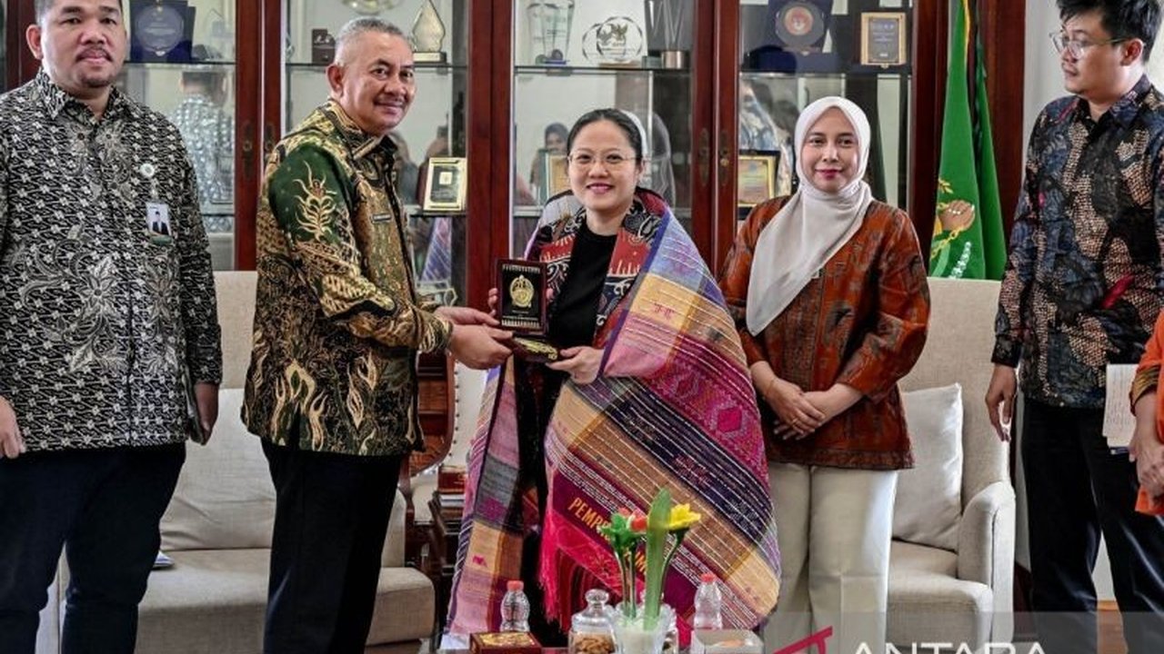 Pemerintah Provinsi Sumatera Utara (Pemprov Sumut) bersama Asian Development Bank (ADB) berkomitmen penuh dalam mendukung pengembangan Kawasan Ekonomi Khusus (KEK) Sei Mangkei di Simalungun, yang diharapkan menjadi motor penggerak pertumbuhan ekonomi daer