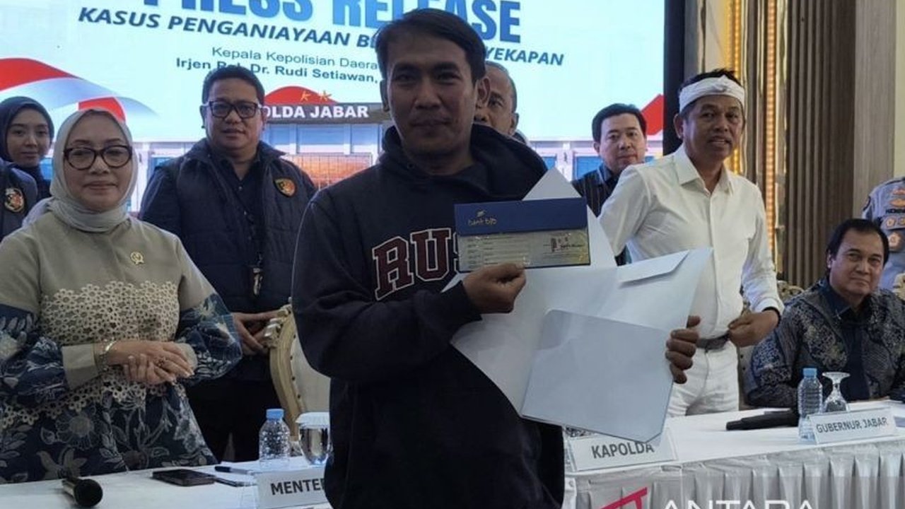 Gubernur Jabar Salurkan Hadiah Sayembara Korban Penyekapan untuk Masa Depan Keluarga