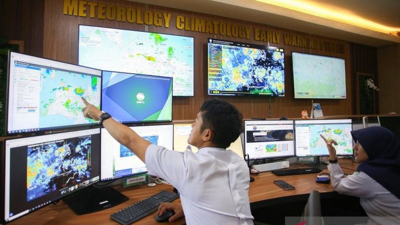 Badan Meteorologi, Klimatologi, dan Geofisika (BMKG) merilis **Prakiraan Cuaca BMKG** untuk Sabtu, mayoritas wilayah Indonesia diprediksi berawan hingga hujan sedang. Waspada potensi hujan lebat di beberapa daerah.