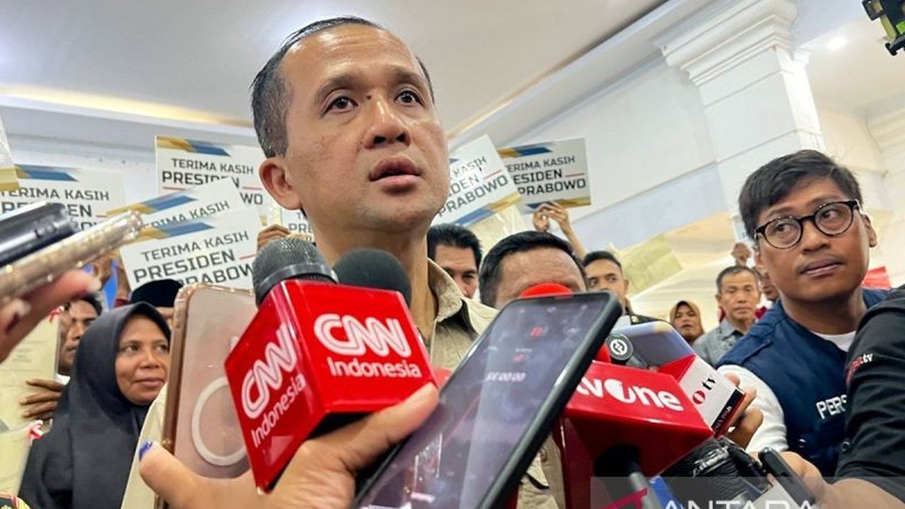 Menteri Transmigrasi M. Iftitah Sulaiman Suryanagara mengusulkan hunian vertikal di kawasan transmigrasi sebagai solusi inovatif mengatasi keterbatasan lahan dan tingginya harga tanah, sekaligus meningkatkan kualitas hunian transmigran.