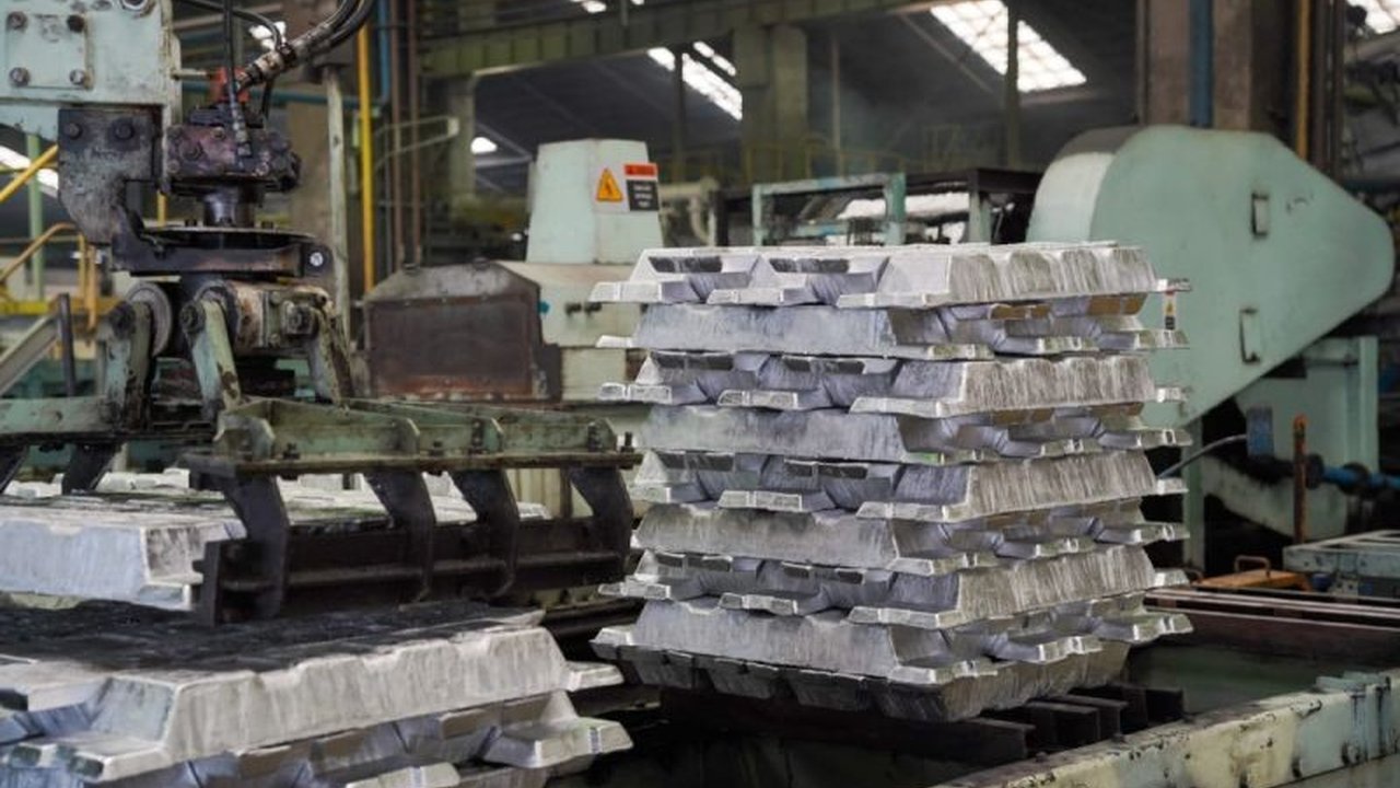 Holding Industri Pertambangan Indonesia, MIND ID, berkomitmen pangkas emisi gas rumah kaca (GRK) hingga dua juta ton CO2e pada 2030, di tengah tantangan hilirisasi mineral yang membutuhkan energi tinggi.