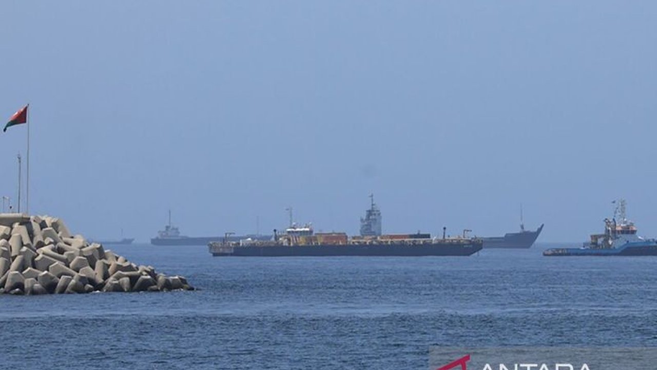 Oman memberi sinyal kepada negara-negara Eropa mengenai kemungkinan pengenaan Tarif Selat Hormuz bagi kapal yang melintas, menandakan berakhirnya status quo pasca-konflik. Pembaca penasaran akan implikasinya.