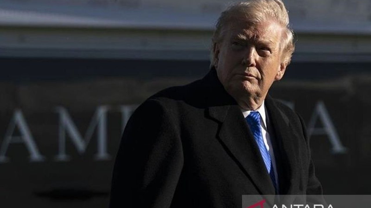 Presiden AS Donald Trump mengancam akan mengenakan tarif 100 persen pada ekspor negara-negara yang menerapkan Pajak Digital, memicu ketegangan perdagangan global.