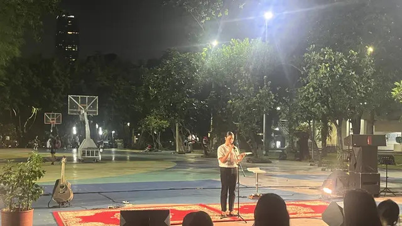 Istri mantan Menteri Pendidikan, Kebudayaan, Riset, dan Teknologi (Mendikbudristek) Nadiem Makarim, Franka Makarim, menggelar malam doa bersama di Taman Menteng, Jakarta Pusat, Jumat malam (2