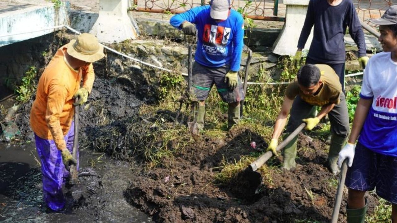 Pemerintah Kota Pekalongan menggiatkan Gerakan Bersih Sungai Pekalongan di Sungai Asem Binatur melalui program padat karya, melibatkan masyarakat untuk mencegah banjir dan sedimentasi yang kian parah.