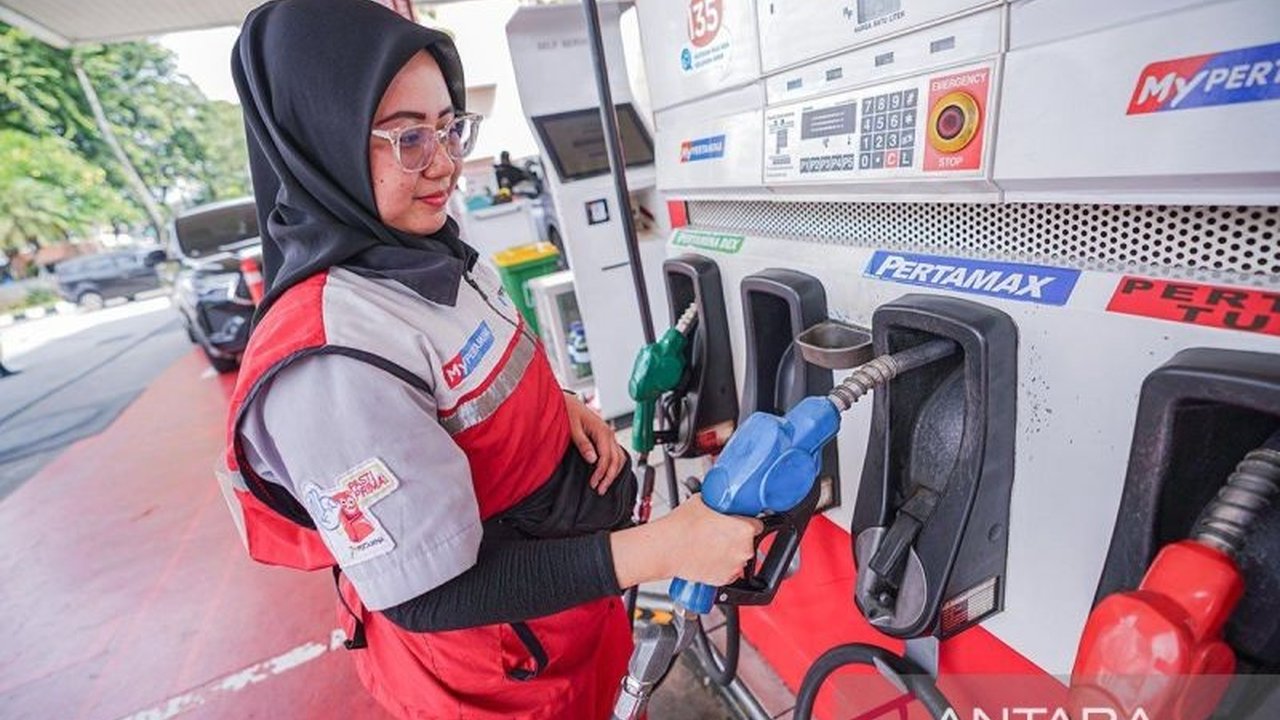 Rencana penurunan harga BBM non-subsidi dinilai ekonom dapat meringankan beban masyarakat, terutama kelas menengah, di tengah tren harga minyak dunia yang stabil. Simak dampaknya!