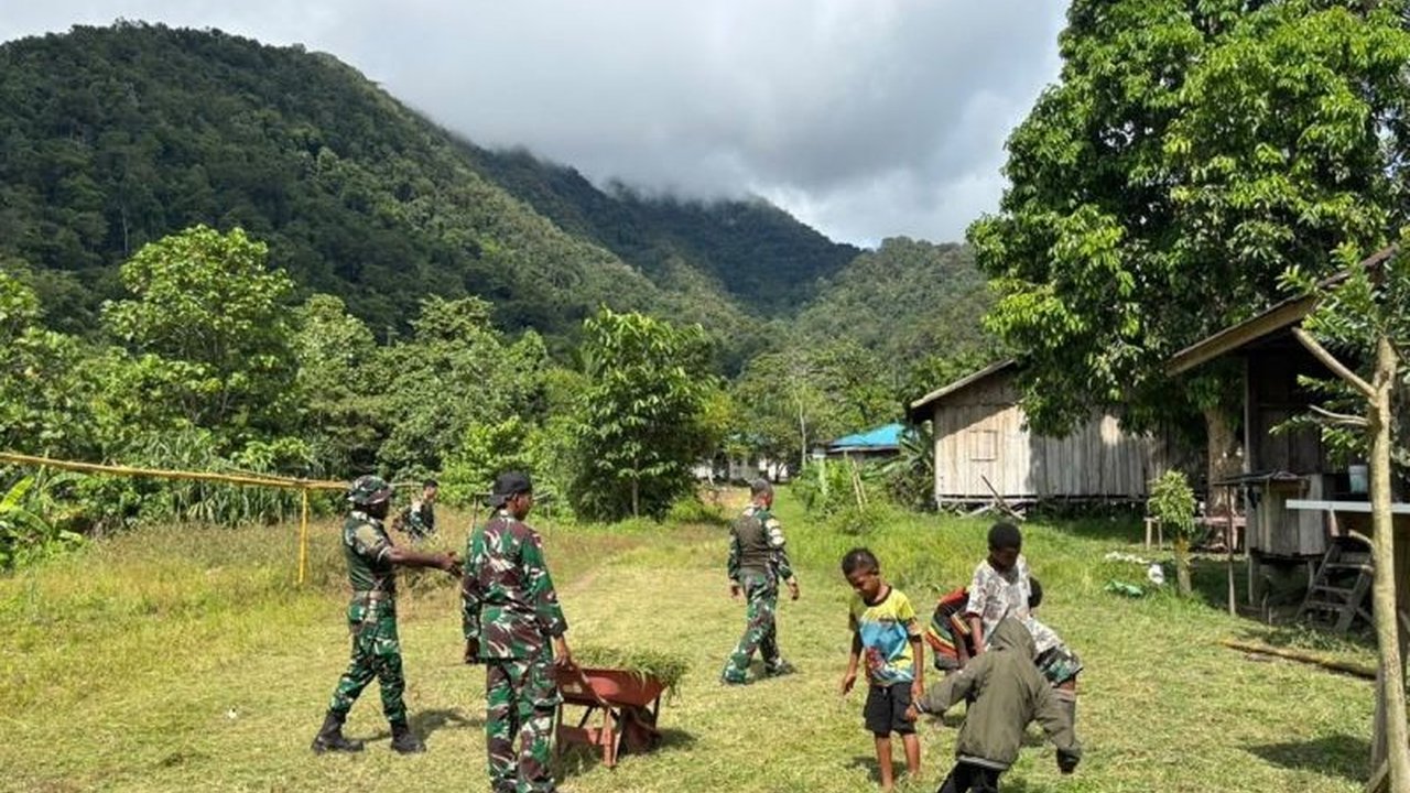 Satgas Pamtas Yonif 511/DY Perkuat Kemanunggalan TNI melalui Karya Bakti di Mamberamo Raya