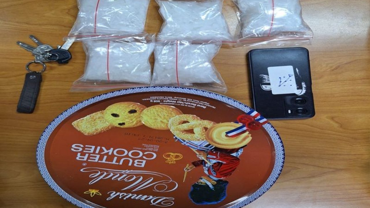 Polres Metro Jakarta Pusat berhasil mengungkap peredaran sabu seberat lebih dari satu kilogram di Pasar Baru, menangkap seorang perantara berinisial RN.