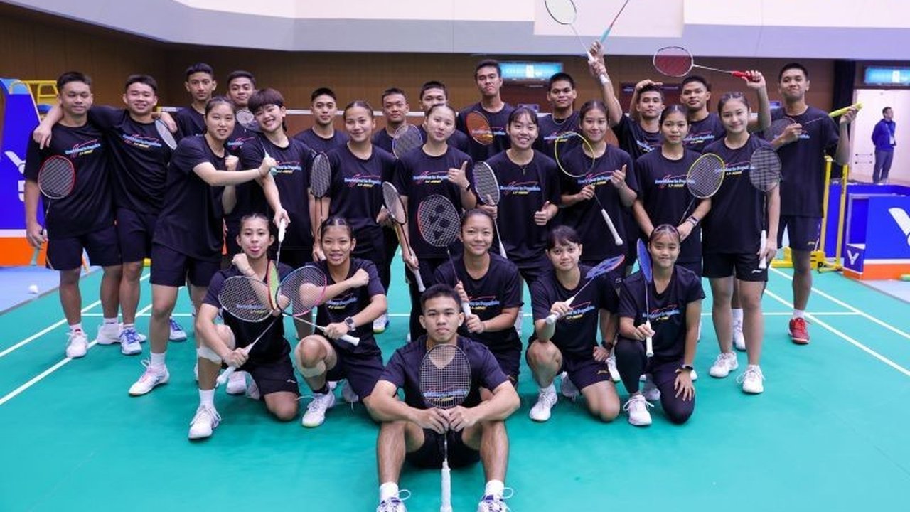 Tim bulu tangkis junior Indonesia berhasil mengamankan tiket ke perempat final Kejuaraan Asia Junior 2026 usai menaklukkan Macau. Kemenangan dominan ini memperpanjang rekor tak terkalahkan Garuda Muda.