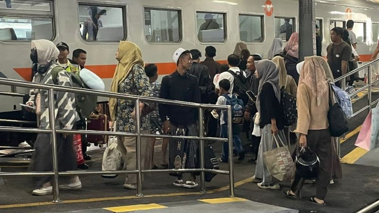 Libur sekolah dan akhir pekan memicu peningkatan penumpang KAI Daop 9 Jember secara signifikan. Stasiun Jember menjadi tujuan favorit utama, menunjukkan antusiasme masyarakat.