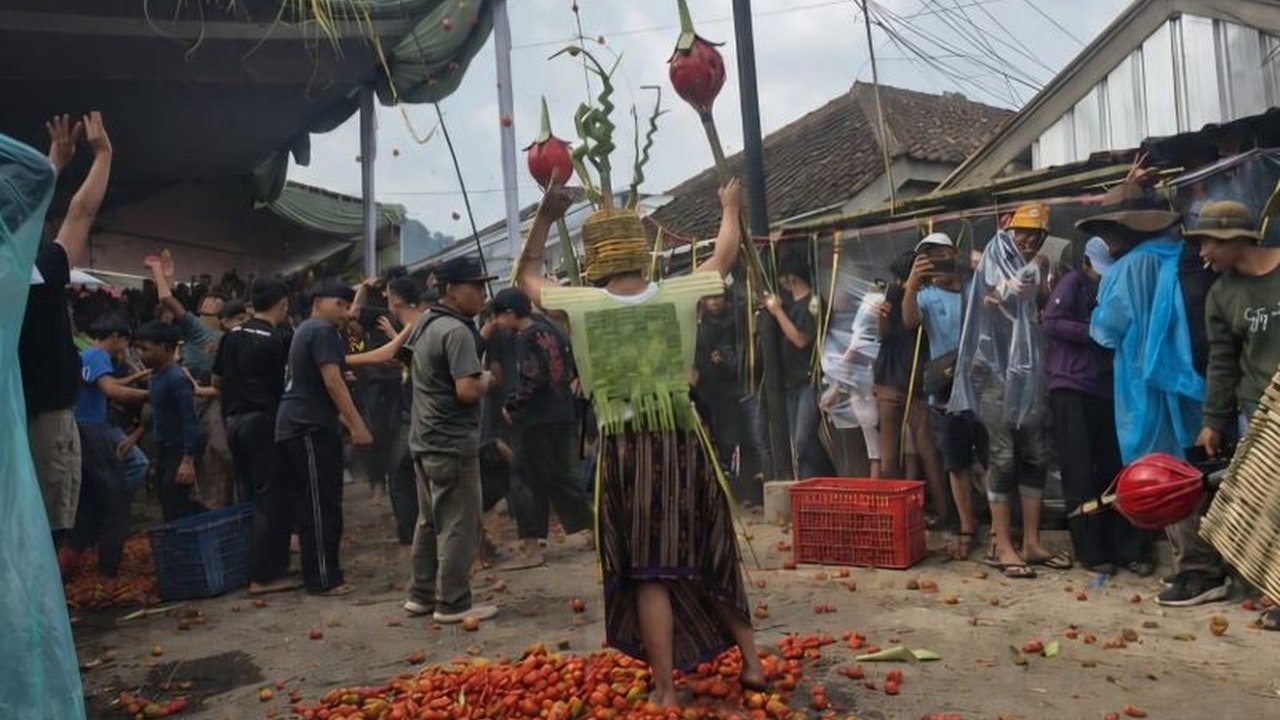 Tradisi Rempug Tarung Adu Tomat di Lembang, Bandung Barat, berawal dari protes petani tomat terhadap harga anjlok, kini berkembang menjadi simbol syukur dan atraksi wisata budaya yang unik.