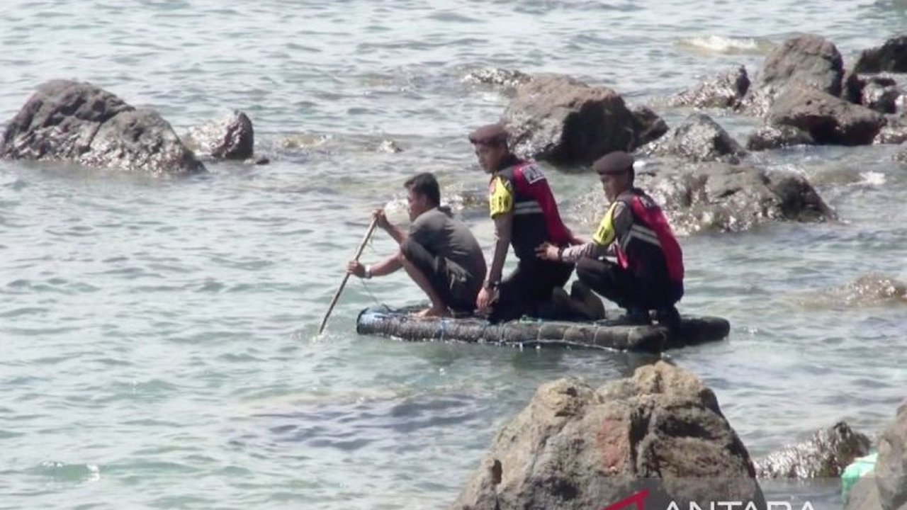Kisah inspiratif Pengabdian Polisi Pulau Sembilan yang tak kenal lelah menjaga keamanan dan melayani masyarakat di wilayah terpencil, menghadapi tantangan alam dan keterbatasan.
