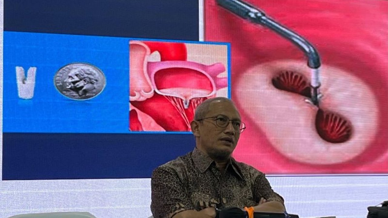 MitraClip hadir sebagai terobosan penanganan katup jantung tanpa operasi, khususnya katup mitral yang bocor. Prof. Dr. dr. Yoga Yuniadi mengungkap solusi minimal invasif ini, menawarkan harapan baru bagi pasien.