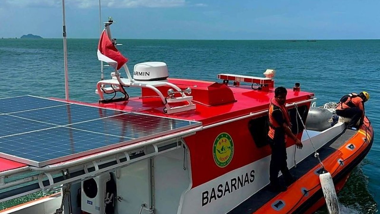 Kantor SAR Natuna terus melakukan pencarian KM Ocean Three, kapal barang yang hilang kontak sejak Rabu dengan membawa empat ABK. Pembaca penasaran akan nasib kapal dan para awaknya.