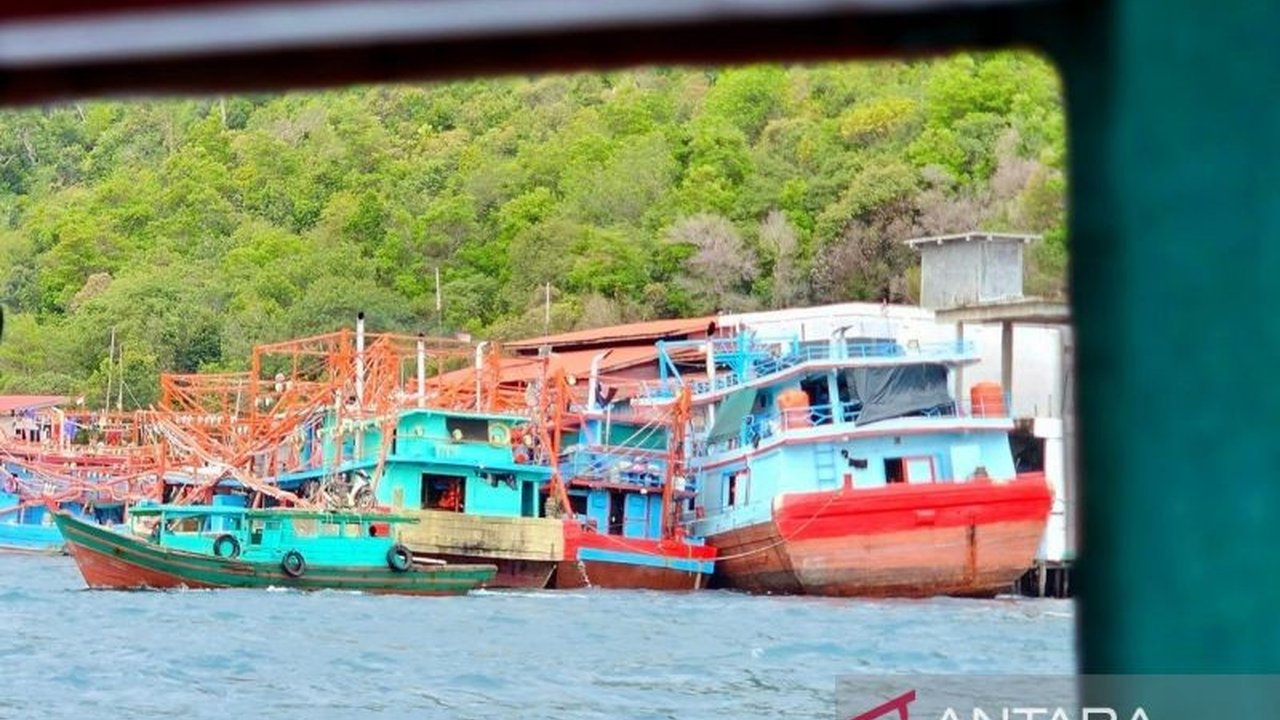 Kementerian Kelautan dan Perikanan (KKP) menyetujui pembangunan 17 Kampung Nelayan Merah Putih Natuna, sebuah inisiatif strategis untuk memperkuat sektor perikanan dan meningkatkan kesejahteraan nelayan di wilayah tersebut.
