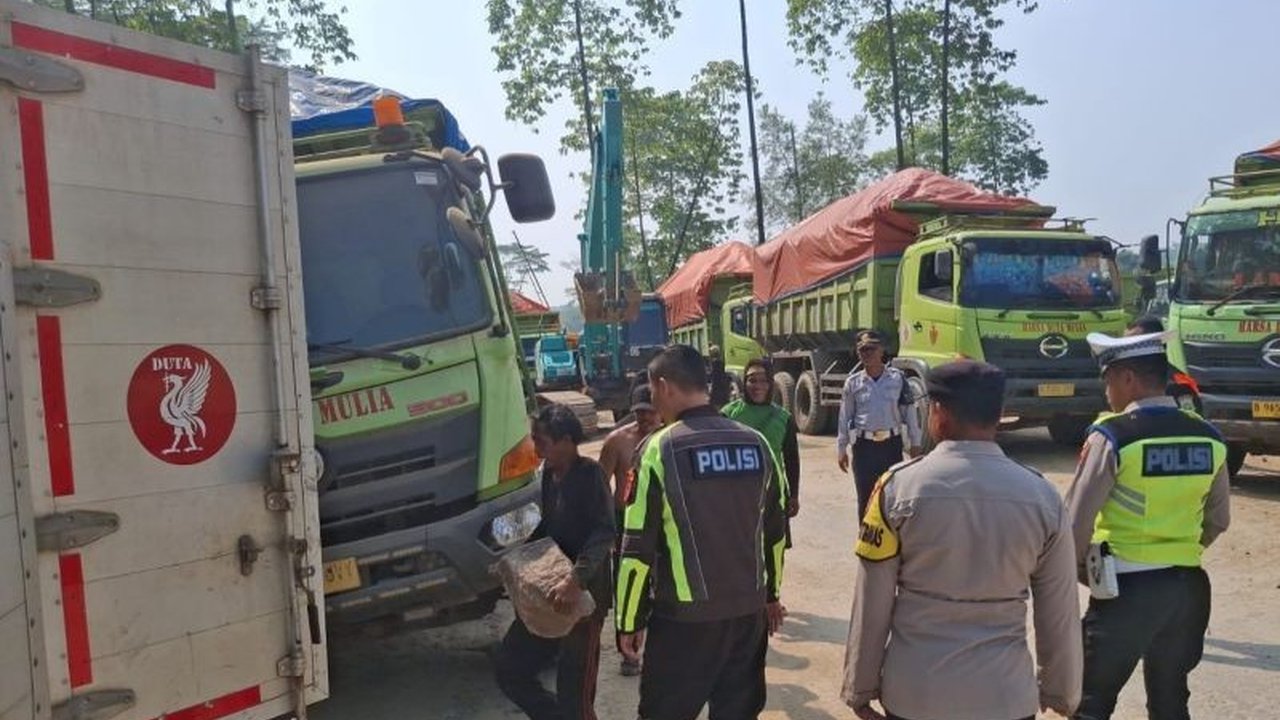 Satuan Lalu Lintas Polres Serang menertibkan aktivitas galian tanah di Jalan Raya Cikande-Rangkasbitung untuk menjaga kelancaran dan keselamatan lalu lintas. Simak upaya Polres Serang dalam Penertiban Galian Tanah ini.