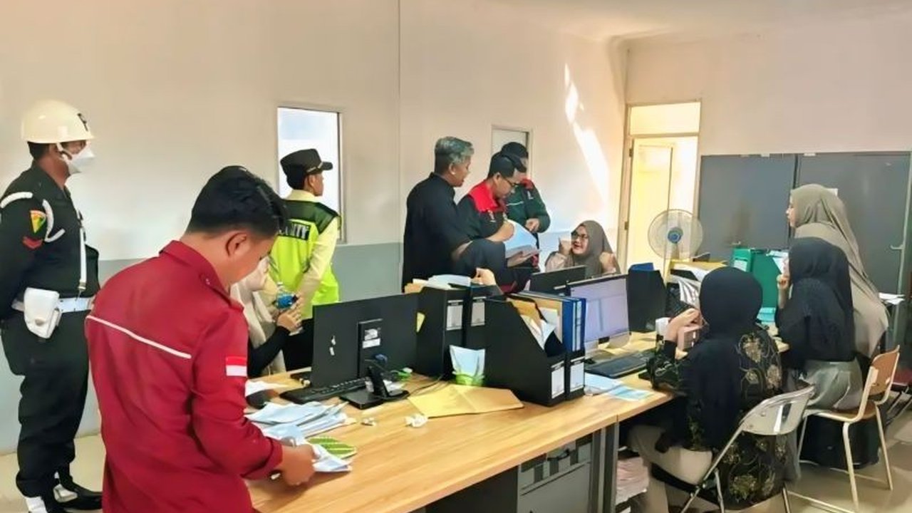 Tim Penyidik Kejaksaan Negeri (Kejari) Muara Enim menggeledah kantor PT Rumpun Enam Bersaudara (R6B) Cabang Sungai Rotan, Muara Enim, terkait dugaan korupsi sawit dalam tata kelola perkebunan periode 2016-2025.