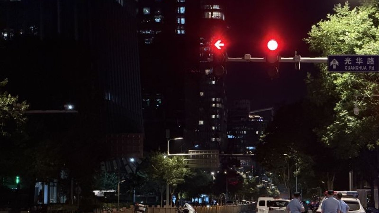 Insiden mengejutkan mengguncang ibu kota Tiongkok. Sebuah pesawat kecil menabrak gedung tertinggi di Beijing, CITIC Tower, menyebabkan satu orang tewas dan 13 lainnya luka-luka. Apa penyebabnya?